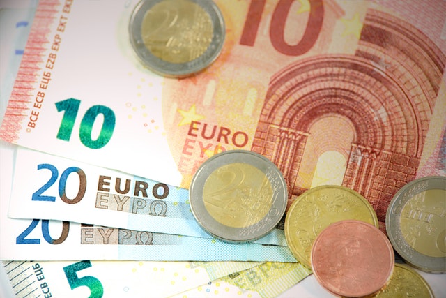 peníze, eura, mince a bankovky